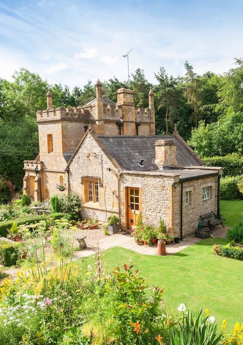 The smallest castle in England is for sale. Tiny Castle, Uk Castles, British Castles, Small Castles, English Castles, Castles In England, London Flat, Castle House, Craftsman Bungalows