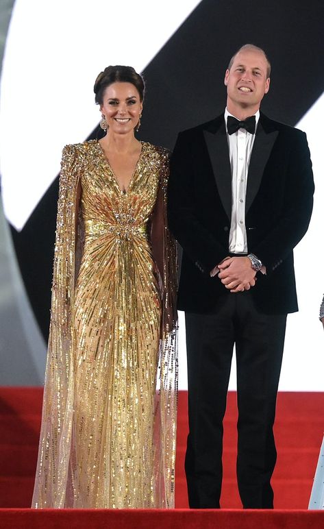 Kate Middleton's Gold Dress Dazzled Everyone At The 'No Time To Die' Premiere Principe William Y Kate, Princesse Kate Middleton, Golden Gown, No Time To Die, Principe William, Prince Charles And Camilla, Gold Gown, Purple Suits, Catherine Duchess Of Cambridge