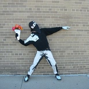 Banksy’s “Flower Thrower” | 17 Brilliant Art History-Inspired Halloween Costumes Best Costume Ever, Tableaux Vivants, Great Halloween Costumes, Diy Halloween Costumes Easy, Art Costume, Easy Diy Halloween, Famous Art, Cool Halloween Costumes, Diy Halloween Costumes