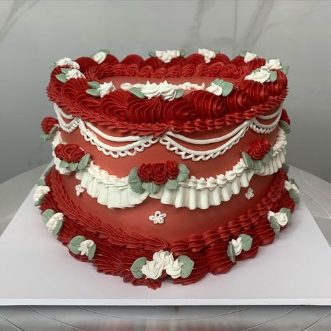 Rose Cake Design, Green Birthday Cakes, Red Birthday Cakes, Quince Cake, Vintage Birthday Cakes, 21st Cake, Instagram Roses, 16 Birthday Cake, Red Cake