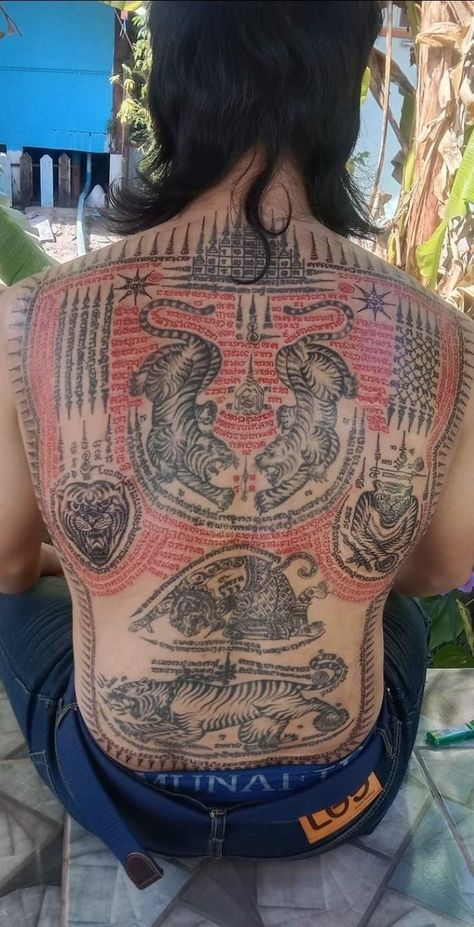 Thailand Back Tattoo, Sak Yant Leg Tattoo, Sak Yant Dragon, Thai Tattoo Men, Lao Tattoo, Thai Tattoo Designs, Thai Style Tattoo, Thailand Tattoos, Sakyant Tattoo