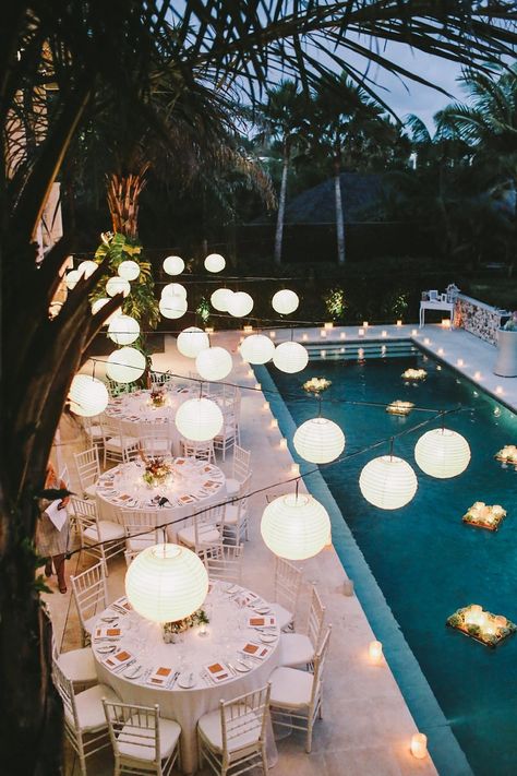 Poolside Wedding Reception, Backyard Wedding Pool, Pool Wedding Decorations, Pool Dekor, Wedding Pool Party, Paper Lanterns Wedding, Lantern Decor Wedding, Pool Wedding, Garden Wedding Reception