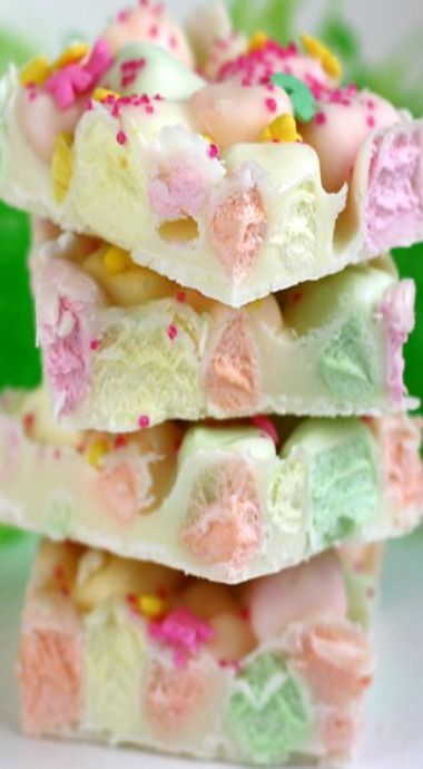 Easter Marshmellow bark Marshmallow Bark, Recipes Using Marshmallows, Rainbow Marshmallow, Spring Sweets, Marshmallow Desserts, Easter Marshmallow, Easter Sweets, Easter Food, Easter Baking