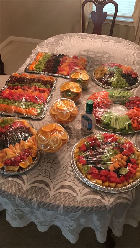 Graduation party fruit Diy Fruit Platter Parties, Fruit Station Wedding, Graduation Fruit Tray Ideas, Fruit Bar Ideas Parties, Dessert Table Graduation Party, Sweet 16 Food Ideas, Bbq Baby Shower Decorations, Dessert Table Graduation, Fruit Buffet