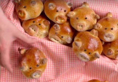 Everybody’s had a “pig-in-a-blanket” at some point in her life and probably thought that the name was WAY cuter than the actual dish— until now! Pig In A Blanket, Easy Toddler Meals, Crescent Roll Recipes, Peppa Pig Party, Easy Toddler, Pig Party, Pigs In A Blanket, Thanksgiving Dishes, Farm Party