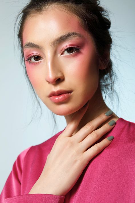 #fusca #vogue #voguebeuty #beauty #magazine #model #lips #photoshootideas #makeup #makeupidea #stylish #stunning #pink #pinkmakeup #beauty #beautiful #modeling #pose Fuchsia Makeup, Viva Magenta Makeup, Bright Pink Blush Makeup, Hot Pink Editorial, Fusia Lips Makeup, Fuschia Pink Lipstick, Pink Makeup, Lips, Nose Ring