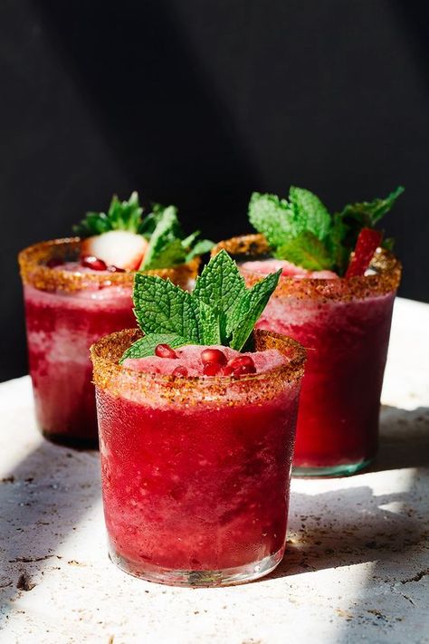 Las mejores recetas de cocteles con mezcal Types Of Drinks, Mezcal Cocktails, Strawberry Lime, Tequila Drinks, Beet Juice, Boozy Drinks, Pretty Drinks, Margarita Recipes, Skincare Video