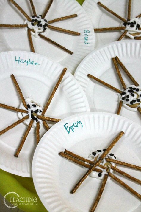 Preschool Spider Snack that also Strengthens Counting Skills Spider Snacks, Counting Activity Preschool, Fall Science Activities, Spider Rings, Spider Activities, Fall Sensory Bin, Counting Activities Preschool, Insects Preschool, Preschool Science Activities