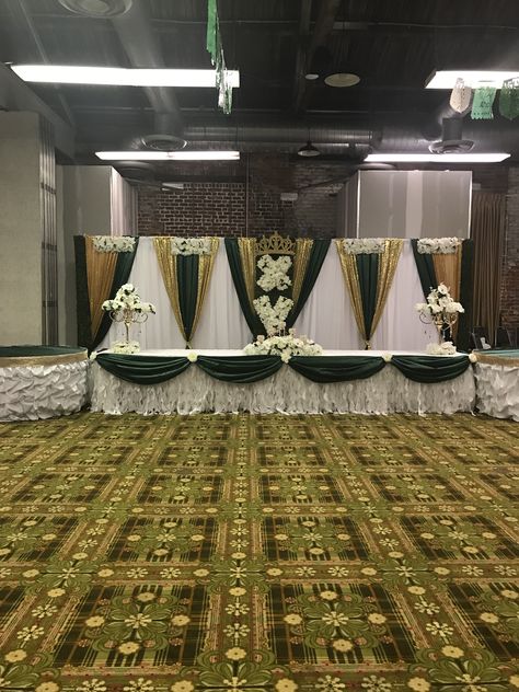 Quinceanera Main Table Ideas Green, Green Main Table Quinceanera, Emerald Green Main Table, Main Table Quinceanera Emerald Green, Quince Main Table Ideas Green, Emerald Green And Gold Backdrop, Quince Main Table Ideas, Main Table Quinceanera, 15 Venues