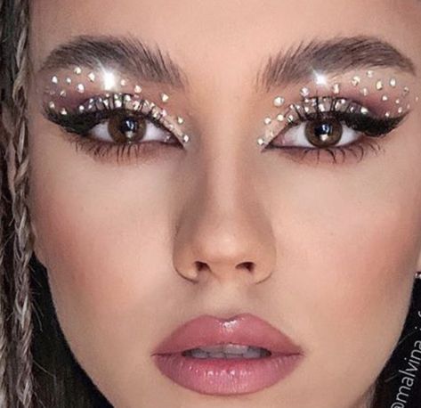 Sparkly Makeup With Jewels, Christmas Rhinestone Makeup, Nye Silver Makeup, Eye Jewels, Jeweled Makeup, Face Jewels Makeup, Disco Ball Makeup, Makeup Ideas With Gems, Rine Stone Makeup