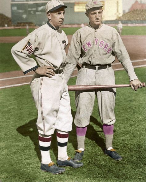 HOF 2nd baseman Eddie Collins of the Chicago White Sox talking to N.Y. Giants 2nd baseman Buck Herzog prior to the 1917 World Series. Chuck Klein, Eddie Collins, Jimmie Foxx, White Sox Baseball, Baseball Stuff, Baseball Vintage, Tennis Legends, Buster Posey, Baseball Uniforms