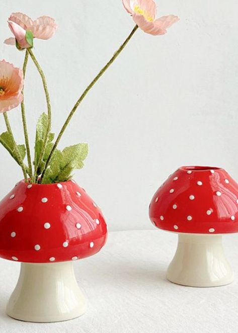 【Beautiful Mushroom Vase】The mushroom vase is a perfect addition to my home decor. It is both elegant and stylish, and it will look great with any type of flowers, go great to anywhere, which will add more vigor and sophistication to your room. No matter where it is placed, it can become a topic of conversation. Mushroom Vase, Vase Cute, Unique Flower Vases, Vase Home Decor, Cute Mushroom, Mushroom Decor, Pink Ceramic, Vase Centerpieces, Unique Flowers