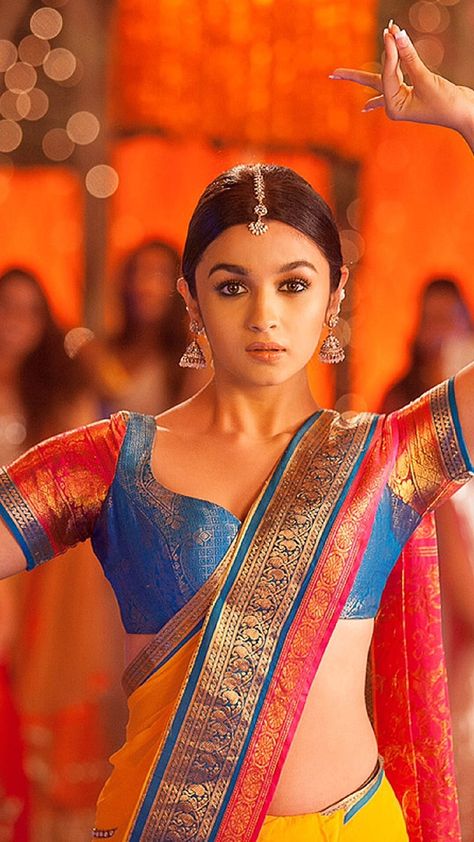 Alia Bhatt 2 States Saree, Alia 2 States Looks, Alia Bhatt Two States Outfits, Two States Alia Bhatt, 2 States Movie Aesthetic, 2 States Alia Bhatt Outfits, Alia Bhatt 2 States, 2 States Movie, Stylish Photoshoot