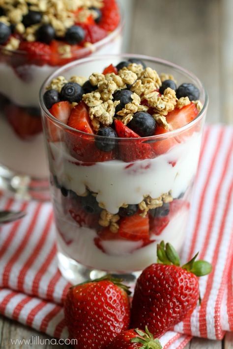 Granola and Fruit Parfaits - so simple and so delicious! { lilluna.com } Fruit Parfait Dessert, Fruit Parfaits, Granola Parfait, Fruit Dips Recipes, Parfait Desserts, Fruit Parfait, Parfait Recipes, Low Carb Cookies, Yogurt Parfait