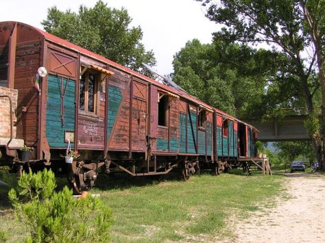 railcarhome (location and source unknown, a nice use of the railcar  retaining its existing form while integrating elements that appear to make it more useable.) Children Aesthetic, Train House, Boxcar Children, Tiny House Blog, Retreat House, Scenic Railroads, Rail Car, Mobil Home, Car Home