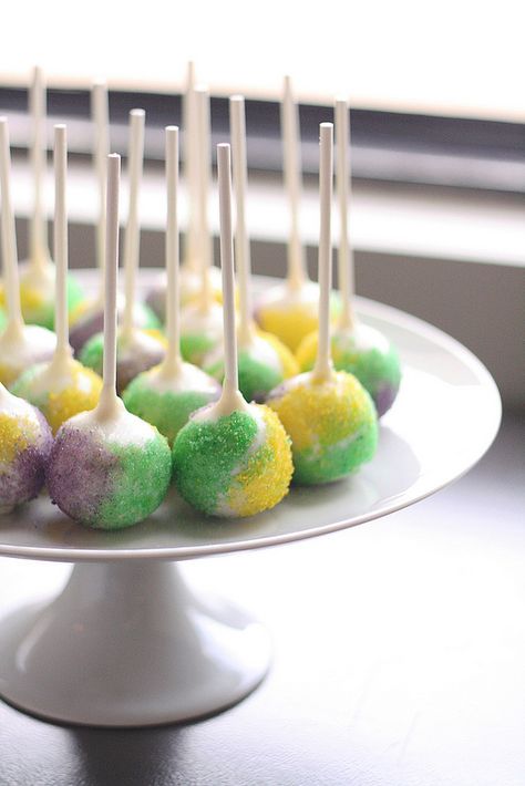 Celebrate Mardi Gras with a simple King Cake Pops Recipe | 6 Bittersweets Grad Treats, King Cake Recipe Easy, Cake Cake Pops, Rainbow Cake Pops, Mardi Grad, Mardi Gras Cake, King Cake Recipe, Mardi Gras King Cake, Mardi Gras Food