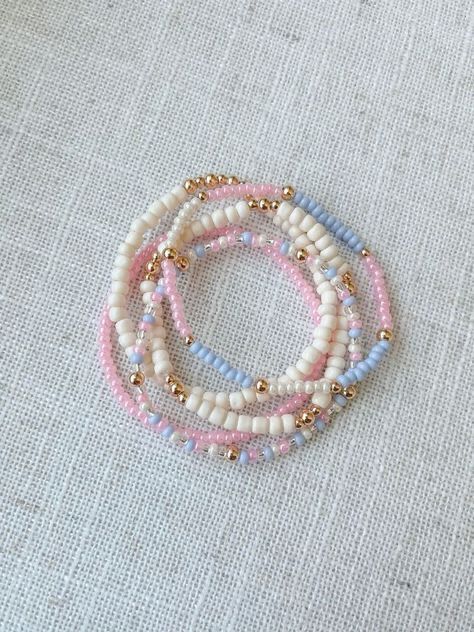 Simple Handmade Bracelets, Braclet Inspo Seed Bead, Brad Bracket Ideas, Beats Braslate, Bracelet Buisness Ideas Names, Pink And Blue Beaded Bracelets, Friendship Bracelet Bead Patterns, Simple Bracelets Diy Beads, Small Beads Bracelets Ideas Aesthetic