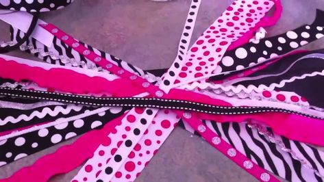 How to Make a Pony O Cheer Bow, via YouTube. Ponytail Streamer, Softball Bows, Pony O, Hair Bow Tutorial, Hair Bow Holder, A Pony, Bow Headband Hairstyles, Hair Ribbons, Cheer Bow