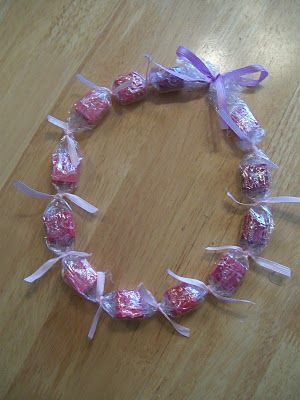 Make your own candy necklace with plastic wrap. Cute gift idea too! Candy Necklace Diy, Edible Necklace, Lolly Necklace, Graduation Candy Bouquet, Graduation Candy Lei, Candy Leis, Money Lei Diy, Graduation Leis Diy, Candy Bracelets