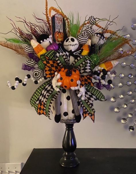 Jack Skellington Centerpieces, Halloween Wedding Decorations, Halloween Centerpieces, Halloween Food Decorations, Cheap Halloween Diy, Halloween Glam, Fall Floral Centerpieces, Halloween Christmas Tree, Fall Pumpkin Centerpieces