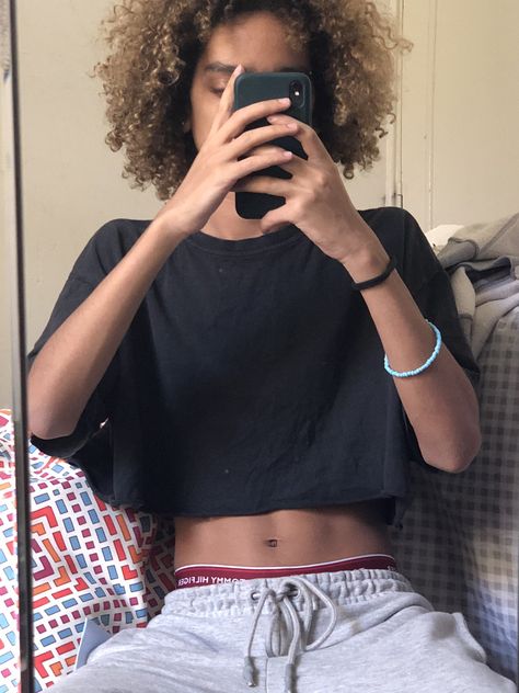 Boy In Crop Top, Crop Top Shirt Outfits, Masculine Girls, Genderfluid Aesthetic, Black Crop Top Outfit, Boys In Crop Tops, Male Crop Top, Crop Top Aesthetic, Lesbian Outfits