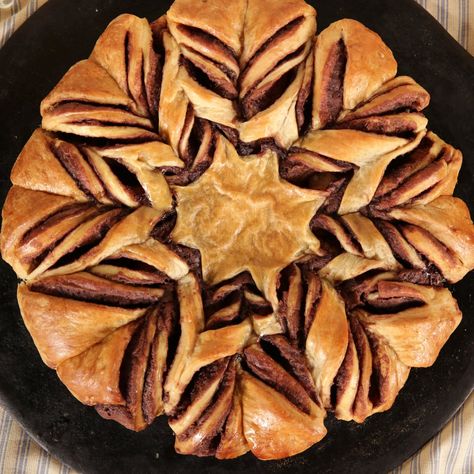 Braided Nutella Croissant Bread Nutella Star Bread Crescent Rolls, Croissant Wreath, Nutella And Bread, Braided Nutella Bread, Nutella Crescent Rolls, Tear And Share Bread, Nutella Croissant, Nutella Bread, Croissant Roll