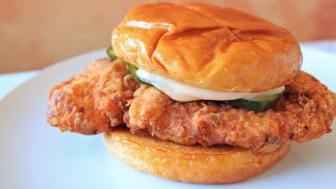 How To Make Chicken Sandwich, Popeyes Chicken Tenders, Copycat Popeyes Chicken Sandwich, Popeyes Fried Chicken Recipe, Copycat Popeyes Chicken, Popeye Chicken, Buffalo Sandwich, Popeyes Chicken Sandwich Recipe, Popeyes Chicken Sandwich