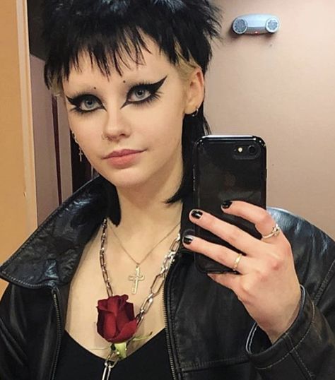 Shaved Eyebrows Goth, Shaved Brows Makeup, Alt Eyebrows, No Eyebrows Makeup Look, Shaved Brows, Shaved Eyebrows, Shave Eyebrows, Dark Makeup Looks, Edgy Makeup