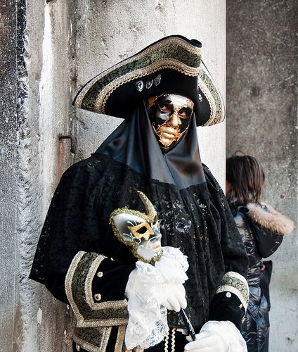 Venice Carnival Costumes Men, Masked Outfits, Carnivale Venice, Carnivale Costume, Venetian Costumes, Venice Carnival Costumes, Costume Carnaval, Race Outfit, Venice Mask