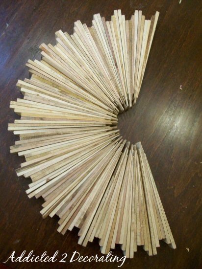 Paint Stick Crafts Diy Projects, Starburst Wall Art, Paint Stick Crafts, Creative Wreaths, Diy Boho Decor, Wood Wall Art Diy, Ceiling Art, Wooden Wreaths, Wood Stars