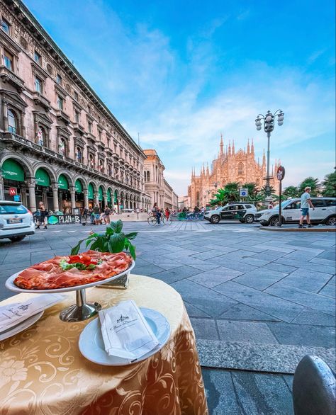 #milano #duomo #duomodimilano #pizza #italianpizza #perfectview #aesteticwallpaper #aesteticpizza Milano Pizza, Milano Duomo, Vision Board, Street View, Pizza, France, Pizzas