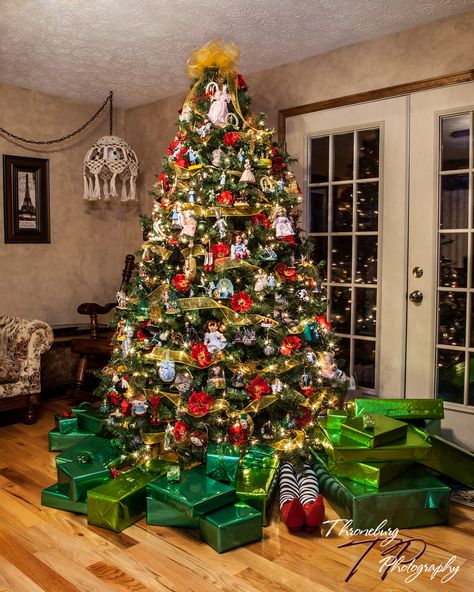 Wizard of Oz tree 2017 - notice that all the presents are from the Emerald City Wizard Of Oz Themed Christmas Tree, Wizard Of Oz Christmas, Wizard Of Oz Christmas Tree, Wizard Of Oz Christmas Tree Ideas, Wizard Of Oz Tree, Emerald Castle Wizard Of Oz, Wizard Of Oz Emerald City, City Tree, Tinsel Tree