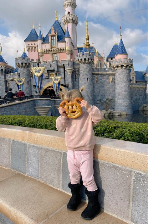 Disneyland Photo Ideas Family, Disneyland Poses Ideas, Baby At Disney, Disneyland Toddler, Cute Disneyland Outfits, Kids At Disneyland, Disneyland Poses, Outfits For Disneyland, Disneyland With Kids