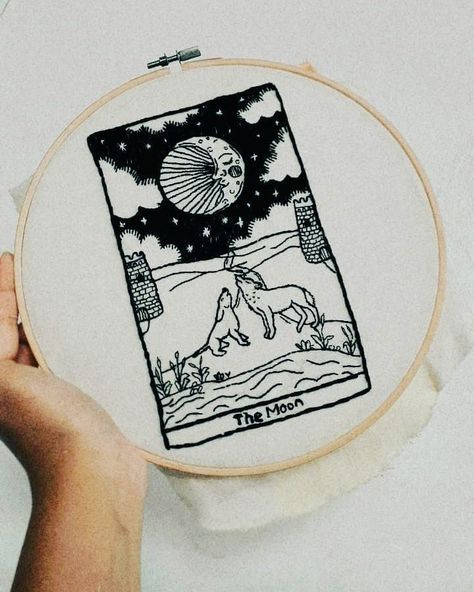 Bordado hecho a mano sobre la carta Tarot La Luna, hecho con hilo negro, con dos perros, la luna, una laguna y unas Torres Daisy Gifts, Tarot Embroidery, The Moon Tarot Card, The Moon Tarot, Moon Luna, Tarot Card, Tarot Cards, Hand Embroidery, Free Pattern