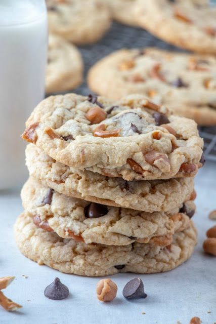 Sweet, salty, crunchy and soft, these kitchen sink cookies have it all. Full of caramel, chocolate and even bits of pretzel. They are based off the Panera kitchen sink cookies. Pineapple Butter Cake, Panera Cookie Recipe, Pineapple Butter, Crock Pot Sausage, Panera Copycat, Sink Cookies, Kitchen Sink Cookies, Oatmeal Coconut Cookies, Sausage Dip