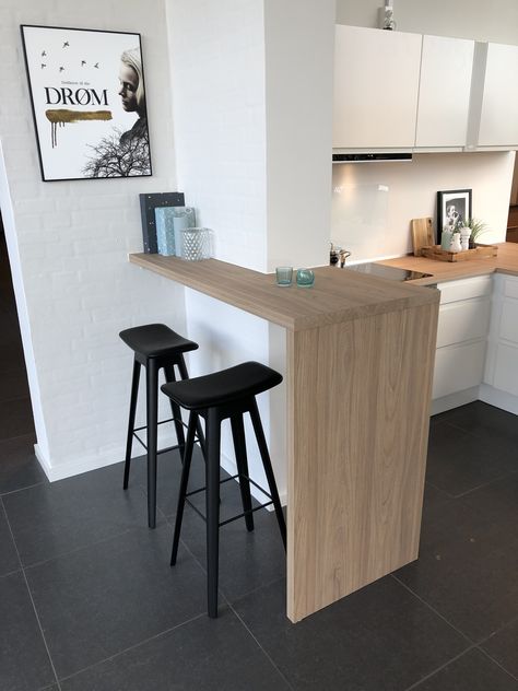 Dapur Ikea, Small Kitchen Bar, Kitchen Bar Table, Ikea Kitchen Island, Small Apartment Kitchen, Kitchen Decorating Ideas, Wall Decor Kitchen, Breakfast Bar Kitchen, Organization Kitchen