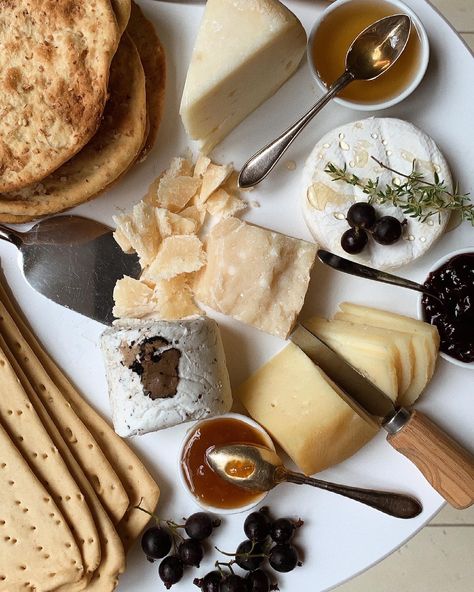 Luxury Cheese Board, Monochromatic Charcuterie Board, Cheese Board Aesthetic, Food For The Gods, Charcuterie Plate, Charcuterie And Cheese Board, Food Presentation, Beautiful Food, Appetizer Snacks