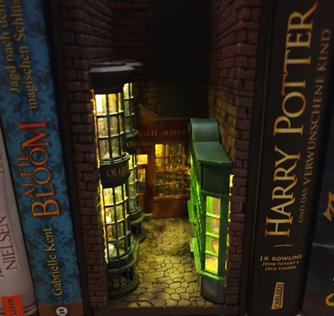 Diagon Alley Book Nook, Harry Potter Book Nook, Fantasy Book Covers, Diagon Alley, Book Nook, 3d Printable, Book Nooks, Book Crafts, Nook