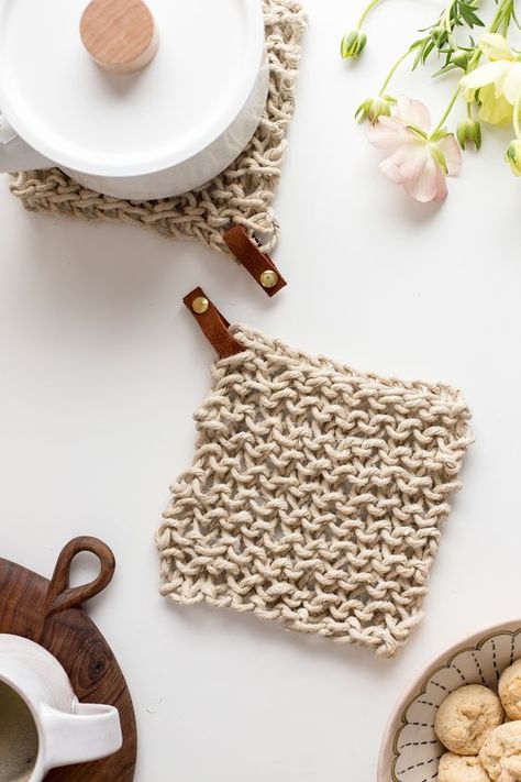 Your kitchen definitely needs one or two of these! Knit Twine Potholder Pattern with Leather http://www.flaxandtwine.com/2017/05/knit-twine-potholder-pattern/?utm_campaign=coschedule&utm_source=pinterest&utm_medium=Flax%20and%20Twine&utm_content=Knit%20Twine%20Potholder%20Pattern%20with%20Leather Diy Finger Knitting, Twine Crafts, Potholder Patterns, Hemp Twine, Finger Knitting, Hand Woven Baskets, Crochet Diy, Arm Knitting, Bag Crochet