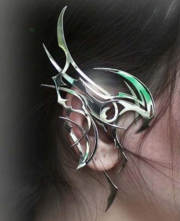 cybercore earrings futuristic Prop Concept, Cyberpunk Accessories, Destiny Child, Motifs Organiques, Accessories 2022, Art Cyberpunk, Cybercore Aesthetic, Accessory Inspo, Dragon Earrings