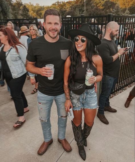 Outfit With Red Boots, Western Concert Outfit, Country Music Concert Outfit, Outdoor Concert Outfit, Country Music Outfit, Nashville Style Outfits, Summer Country Concert Outfit, Summer Boots Outfit, Chelsea Houska