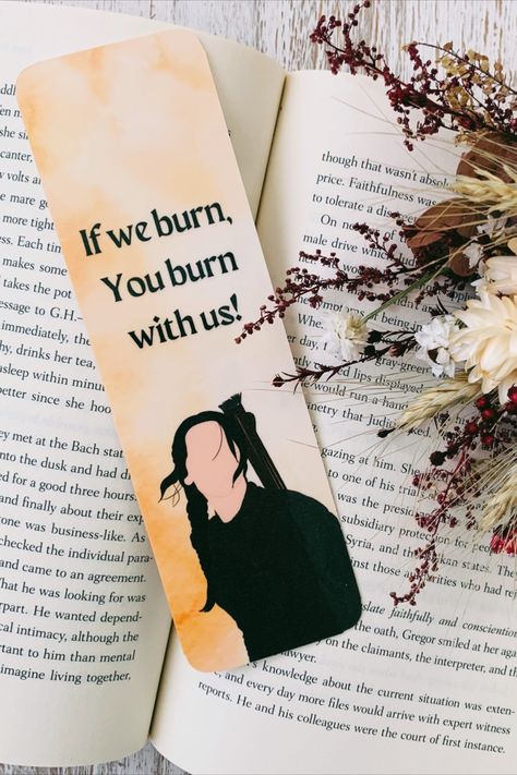 Bookmarks Hunger Games, The Hunger Games Bookmarks, Hunger Games Bookmark, Hunger Games Crafts, Bts Bookmark, Bookmark Inspiration, Bookmark Business, Hp Crafts, Book Rebinding