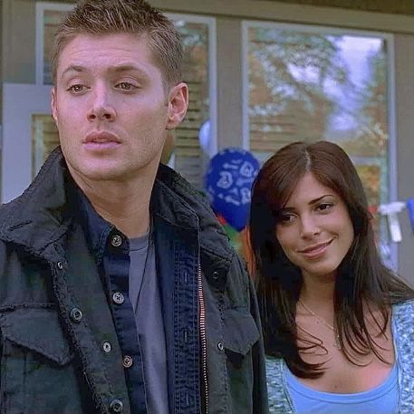 Dean and Lisa aesthetic icon Supernatural Lisa Supernatural, Dean Winchester Girlfriend Aesthetic, Dean And Lisa, Dean And Mary Winchester, Lisa Aesthetic Icon, Dean And Lisa Supernatural, Dean Winchester Aesthetic Icon, Lisa Aesthetic, Old Hollywood Stars