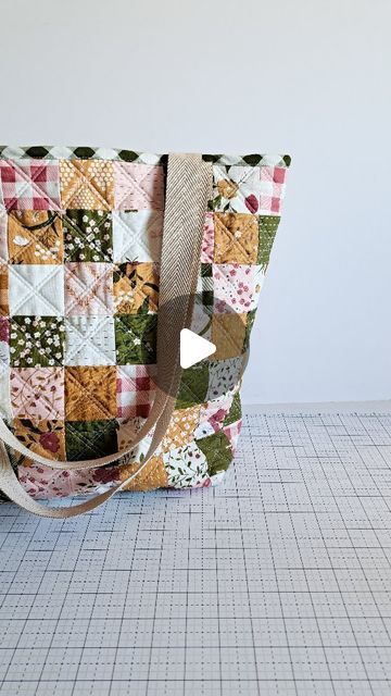 Kristina Brinkerhoff || Modern Sewing and Quilting Patterns on Instagram: "A just-for-fun tote bag! This one is super roomy inside with a couple slip pockets and a little hook to hang keys from. 🙌 I love the scrappy looking patchwork on the outside and have already gotten a lot of use out of this tote.

Pattern: my own design, no pattern available (at least yet 😉).
Fabric: Evermore by @sweetfireroad for @modafabrics 

#quilt #quilting #centerstreetquilts #quiltedpouch #quiltedbag #bagmaking #totebag #showmethemoda #sew #sewing #sewingproject #handmade #handmadebag" Quilted Bag Patterns Free, Quilted Tote Bags Patterns, Quilted Bag Patterns, Nifty Crafts, Best Tote Bags, Quilted Tote Bags, Quilted Totes, Tote Pattern, Sewing And Quilting