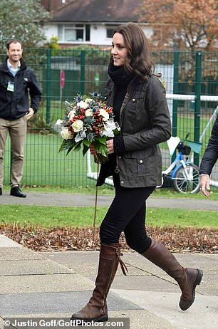 Kate Middleton is often seen in her jacket as Barbour gets a royal seal of approval ... Penelope Chilvers Boots Outfit, Penelope Chilvers Boots, Style Kate Middleton, Principe William Y Kate, Duchesse Kate, Duchesse Catherine, Penelope Chilvers, 29 November, Kate Middleton Outfits