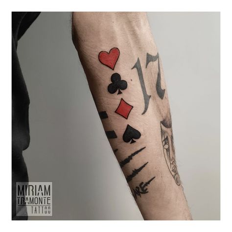 ♥️♣️ 𝐒𝐞𝐦𝐢 𝐜𝐚𝐫𝐭𝐞 ♦️♠️ #tattoo #sympletattoo #tattooing #stenciltattoo #tatuaggio #ink #linear #tattooboy #lineartattoo #tattoos #poker #quadri #picche #cuori #picchetattoo #tattoowork #flashtattoo #scriptfonttattoo #littletattoo #pokertattoo #tattooftheday #tattoos #inkstagram #lineartattoo #redandblacktattoo #armtattoo #simboltattoo #fineline #boytattoo #littletattoo #minitattoo #minitattoos #semicarte 4 Playing Cards Tattoo, Playing Card Suits Tattoo, Cards Symbols Tattoo, Carte Tattoo, Poker Card Tattoo, Poker Tattoo Ideas, Poker Tattoos, Forearm Tats, Poker Tattoo