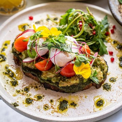 Brunch Aesthetic Instagram, Cafe Meals, Bistro Breakfast, Avo On Toast, Healthy Diners, Organic Supermarket, Brunch Table Setting, Cafe Breakfast, Avo Toast