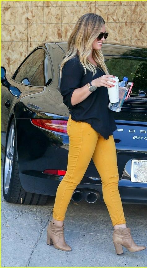 Hilary Duff Mustard Pants Outfit, Mustard Jeans, Hilary Duff Style, Mustard Pants, Look Jean, Yellow Pants, Elegante Casual, Hilary Duff, Mode Vintage