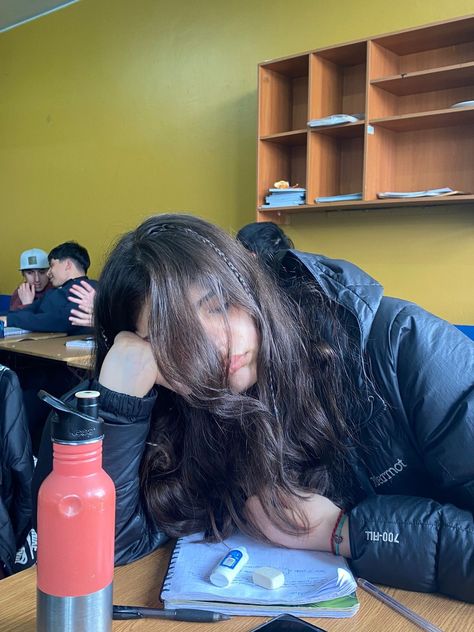 Class/ high-school aesthetic cute girl sleeping sleep in class boring pic studying Skipping Class Aesthetic, Sleeping In School Aesthetic, Sleeping In Class Aesthetic, Class Aesthetic School, Boring Mood, School Mood, Boyfriend Sleeping, Sleepy Girl, Class Pictures