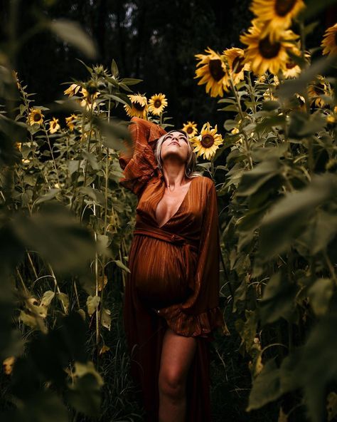 Raw Image Photography on Instagram: “Amongst the sunflowers 🌻 . . . . . 📷 Raw Image Photography 👗 Client Wardrobe @keiralea @wildewomenwinesfarm…” Boho Maternity Photoshoot, Fall Maternity Shoot, Cute Pregnancy Photos, Raw Photography, Raw Image, Maternity Photography Poses Outdoors, Vintage Maternity, Outdoor Maternity Photos, Sunflower Photography